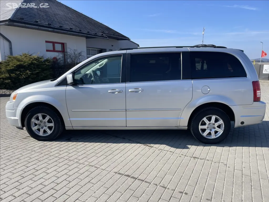 Chrysler Town & Country 3.8 V6 LPG 7 míst - fotka 2