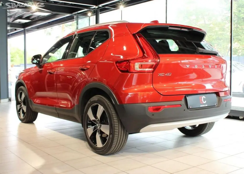 Volvo XC40 D4 AWD Momentum PilotAs/360°/P nafta - fotka 4