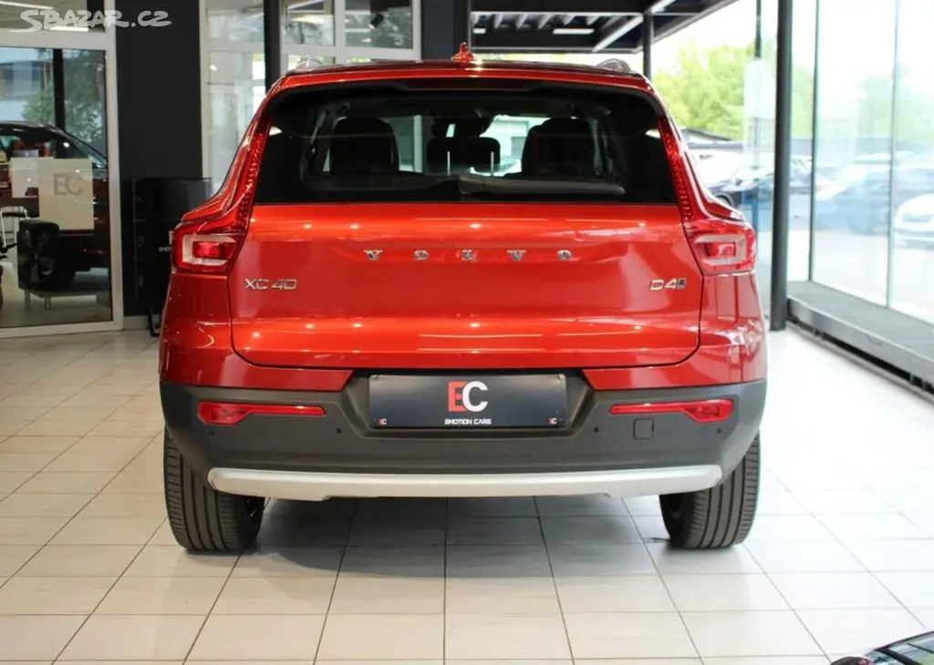 Volvo XC40 D4 AWD Momentum PilotAs/360°/P nafta - fotka 5