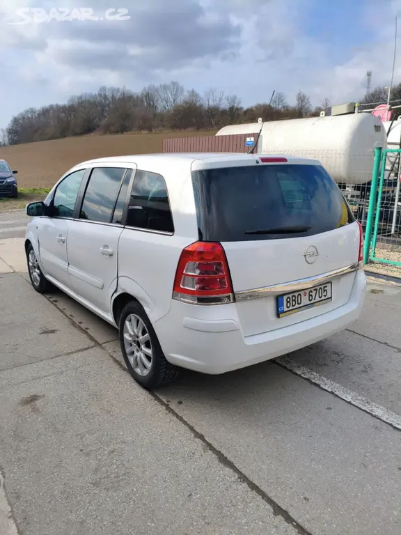 Opel Zafira 1.8 16V 103kw 7MÍST - fotka 2
