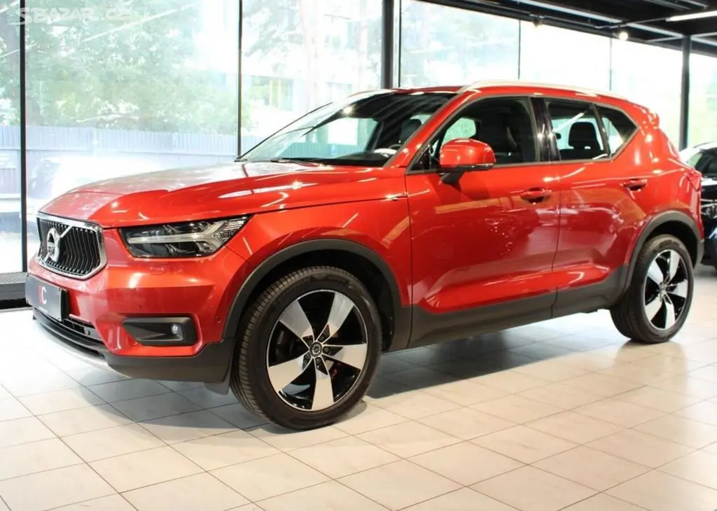 Volvo XC40 D4 AWD Momentum PilotAs/360°/P nafta - fotka 3