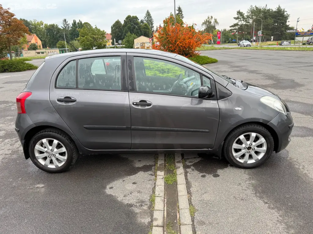 Toyota Yaris 1.3i 64Kw - fotka 3