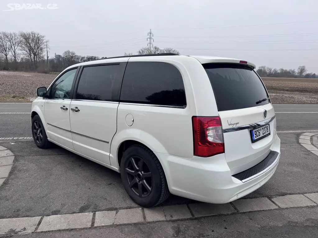 Lancia Voyager 3,6 DVD Gold RT Nový model 2012 - fotka 3