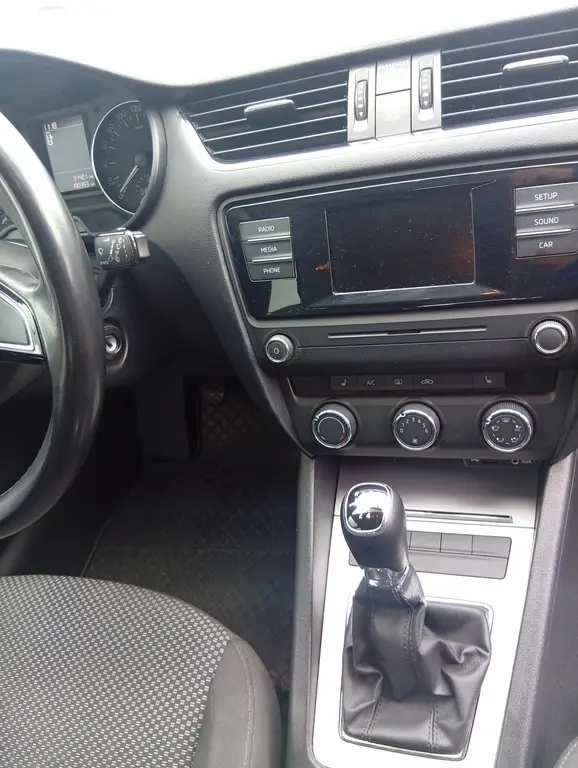 Škoda Octavia 1,6 TDI 81kw TK do 3/2028-koup. v ČR - fotka 6