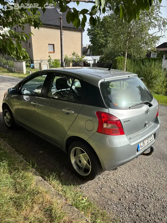 Yaris 1,3/64kw ČR servisní knížka stříbrná metal - fotka 3