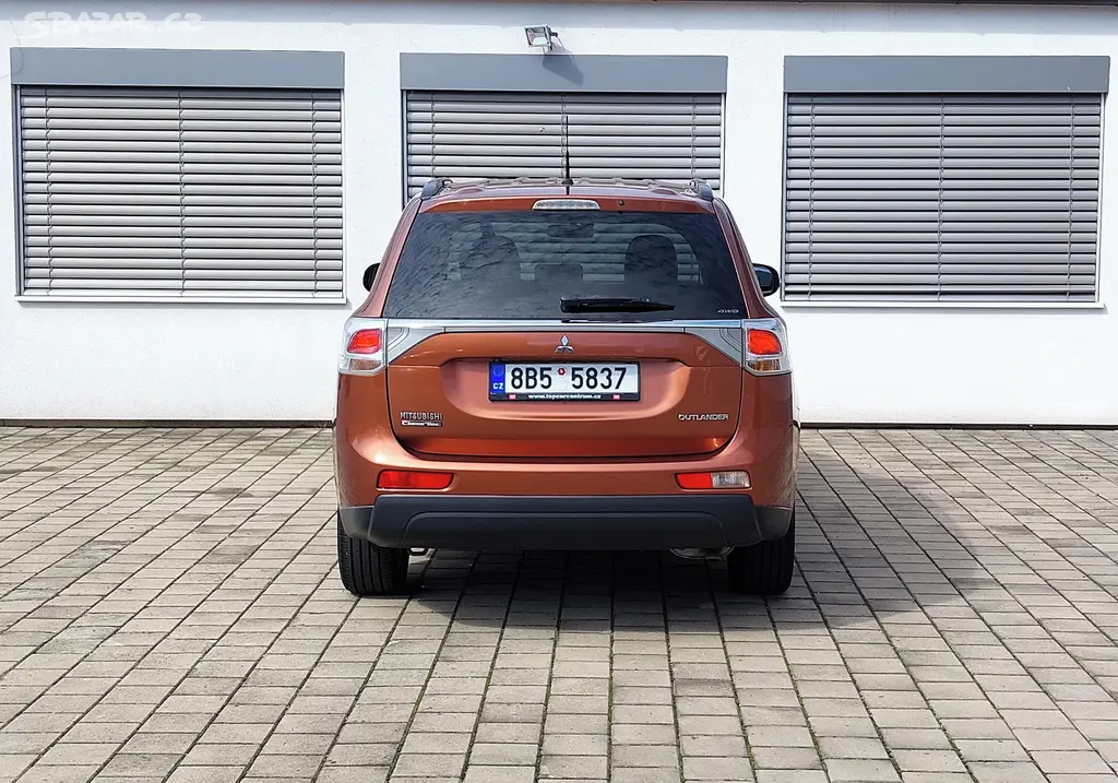 Mitsubishi Outlander, 2.2, 110 kW, 4×4, 7-místné - fotka 6