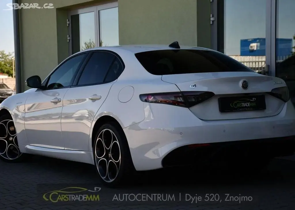 Alfa Romeo Giulia 2.0 TURBO 16V 206kW Q4 VELOCE - fotka 3