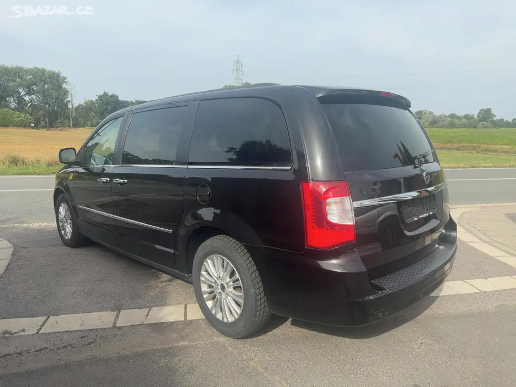Chrysler Lancia Voyager Town 3,6 DVD Navi 2012 - fotka 3