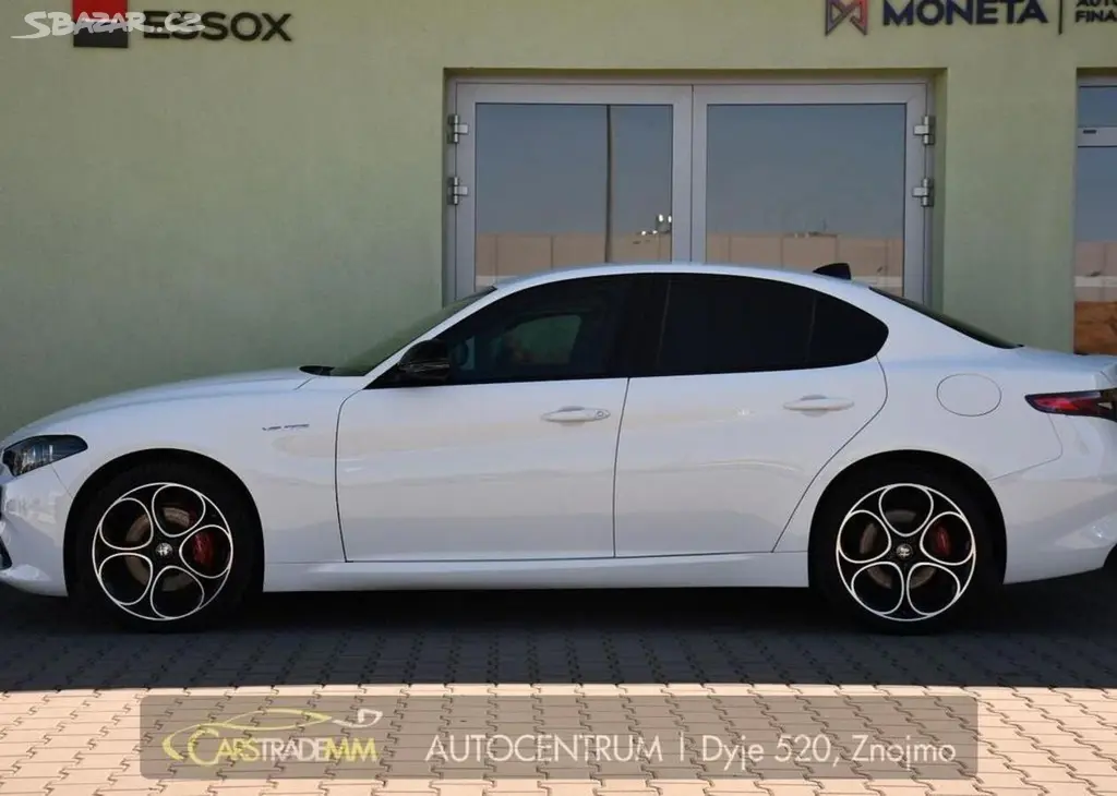Alfa Romeo Giulia 2.0 TURBO 16V 206kW Q4 VELOCE - fotka 2