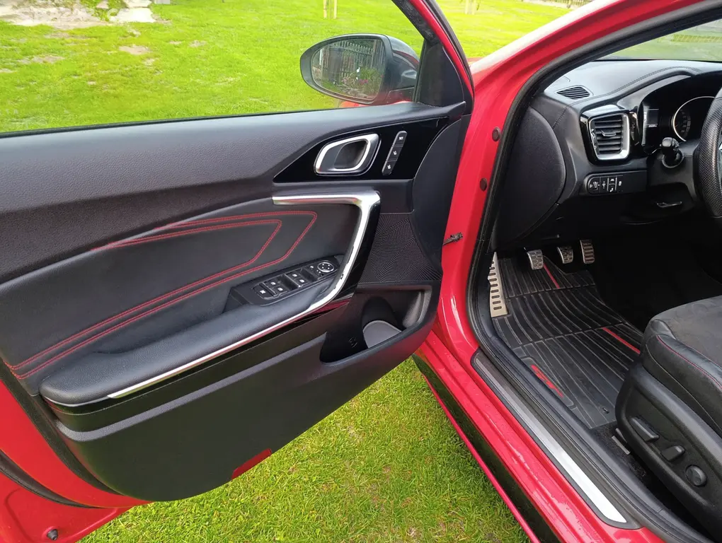 Kia ProCeed 1,6 T-GDI ,GT,6 st. manuál, NOVÝ MOTOR - fotka 6
