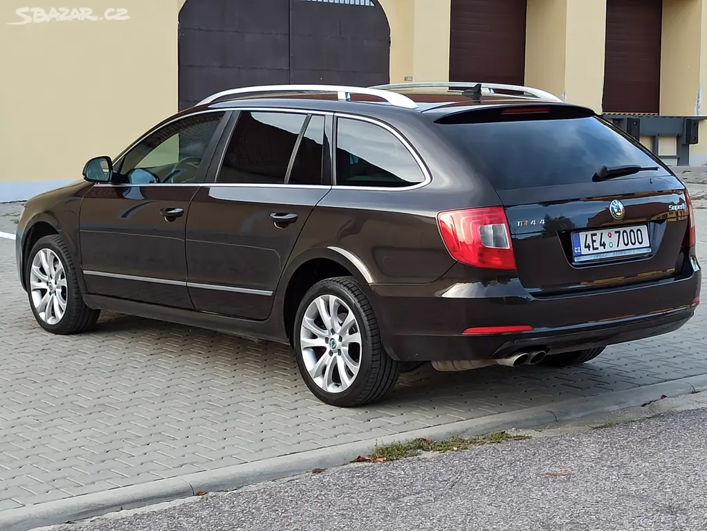 ŠKODA SUPERB Combi 2.0 TDi 125KW 4x4 / MANUÁL - fotka 4