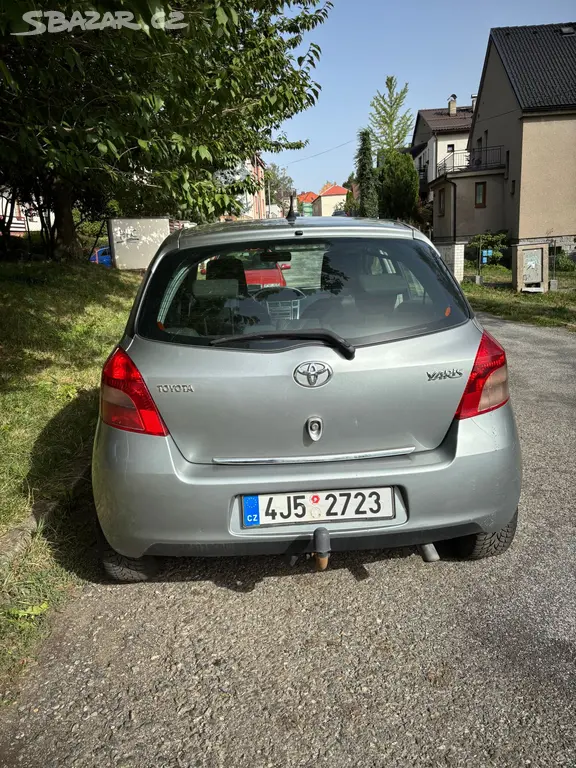 Yaris 1,3/64kw ČR servisní knížka stříbrná metal - fotka 2