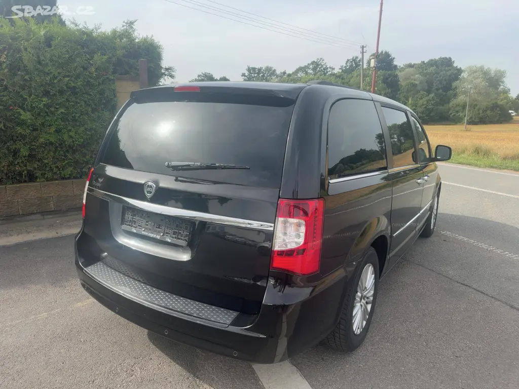 Chrysler Lancia Voyager Town 3,6 DVD Navi 2012 - fotka 4