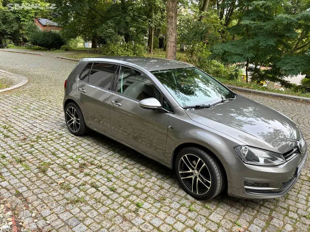Volkswagen Golf ,R.V. 2015,super stav SERVISOVÁN!