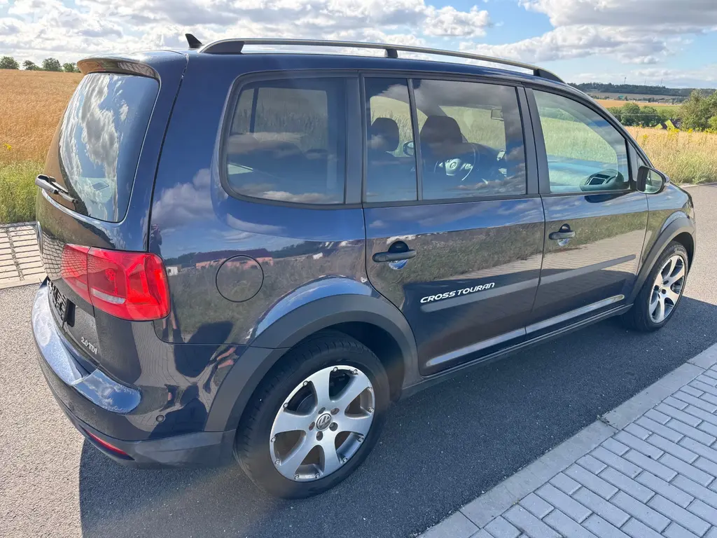 Volkswagen Touran Cross 2.0 TDI DSG - fotka 4