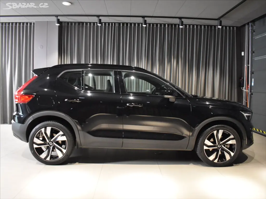 Volvo XC40, 2,0 B3 PLUS Dark Bezklíč - fotka 3