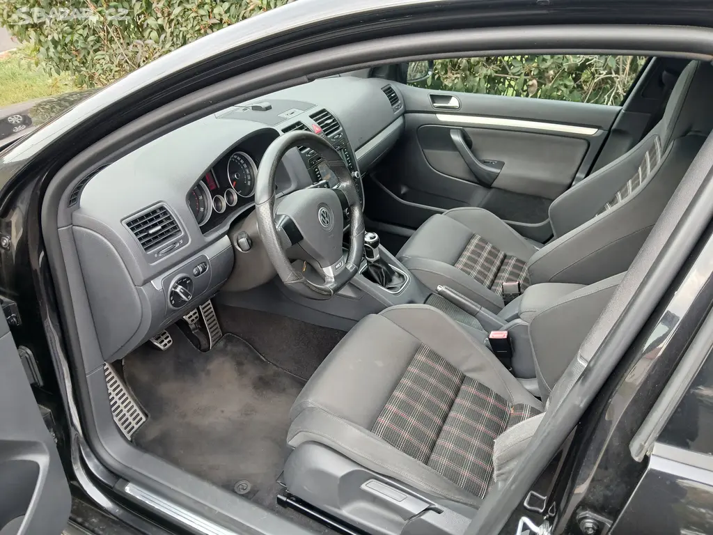 Volkswagen Golf 2.0 GTi 147kW navi - fotka 5
