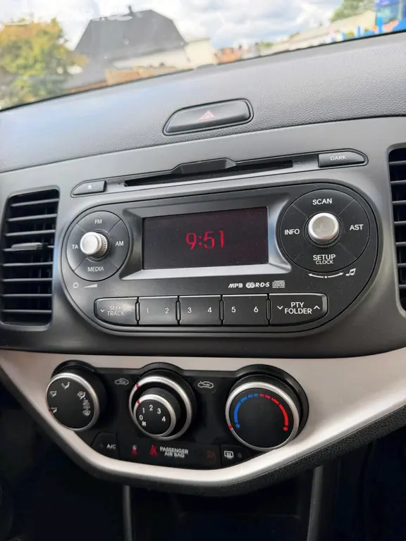 Kia Picanto 1.0 Attract 51kW rok 2012 jen 105tkm - fotka 6