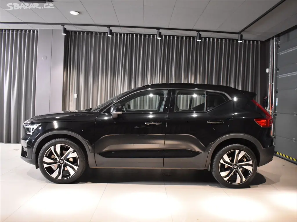 Volvo XC40, 2,0 B3 PLUS Dark Bezklíč - fotka 2