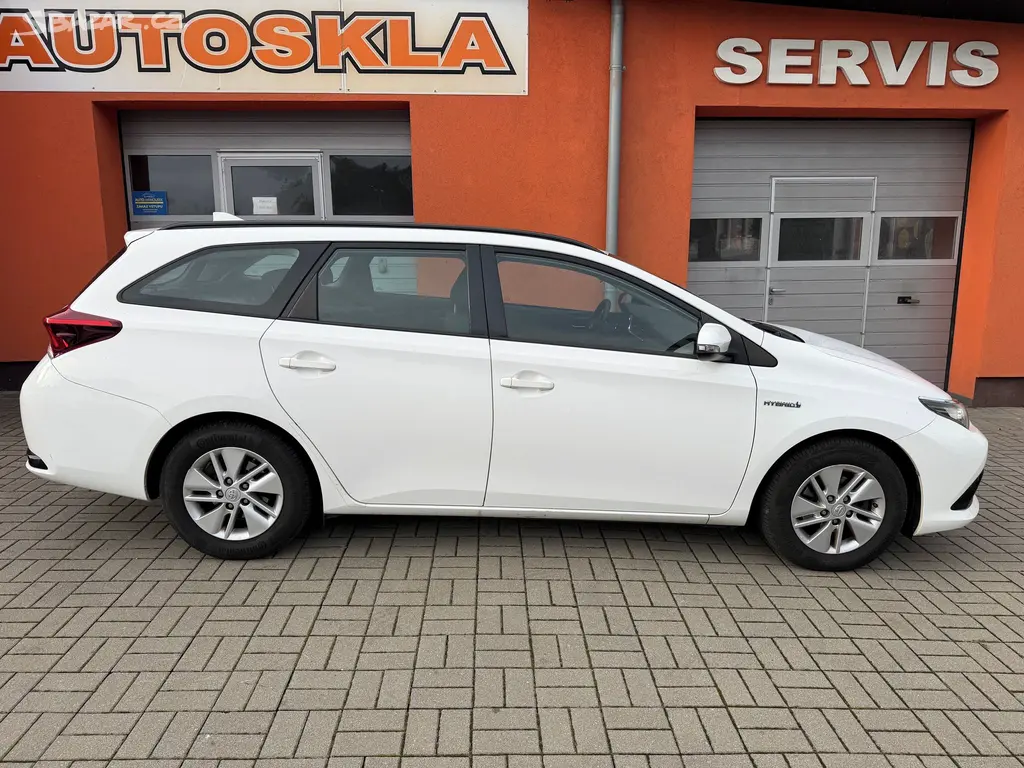 Toyota Auris, 1.8 e-CVT AUTOMAT - fotka 6