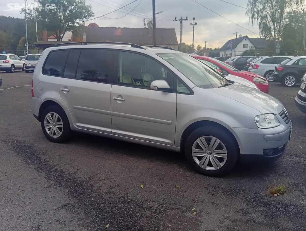 VW Touran 2,0 TDI -AUTOMAT 103Kw- tažné zařízení - fotka 4