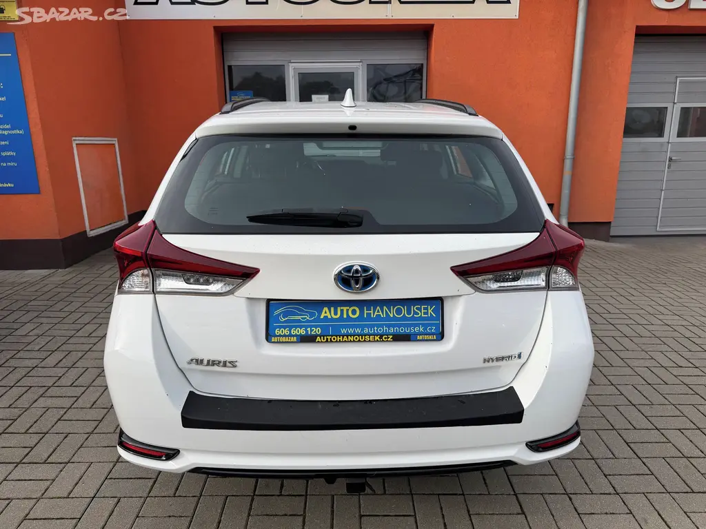 Toyota Auris, 1.8 e-CVT AUTOMAT - fotka 4