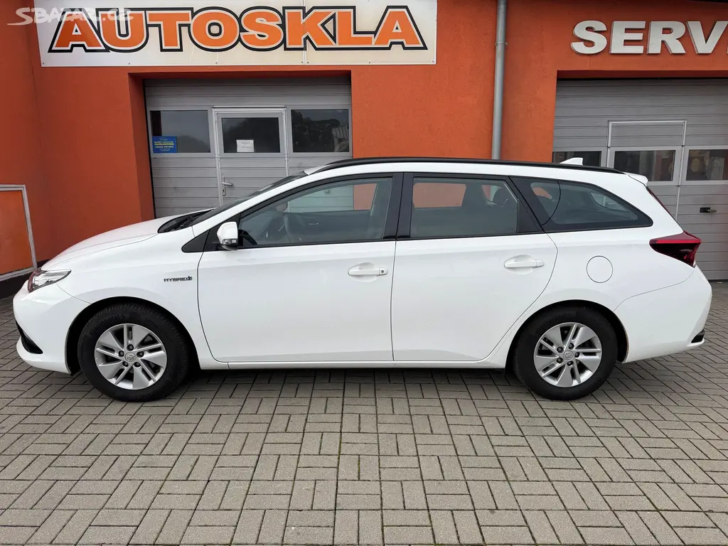 Toyota Auris, 1.8 e-CVT AUTOMAT - fotka 5