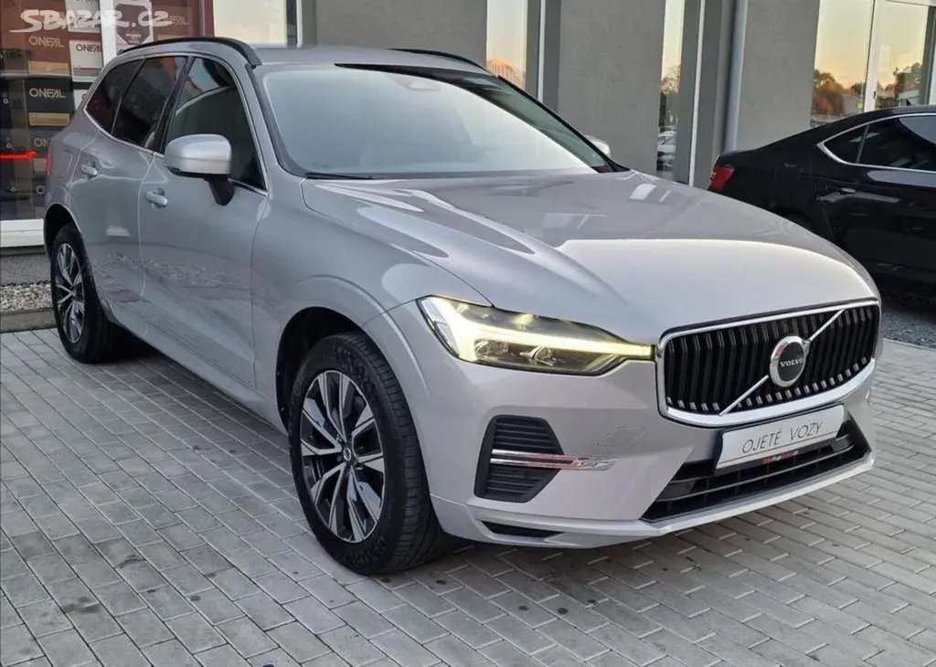 Volvo XC60, B5 AWD Momentum Pro,ČR,1.Maj.