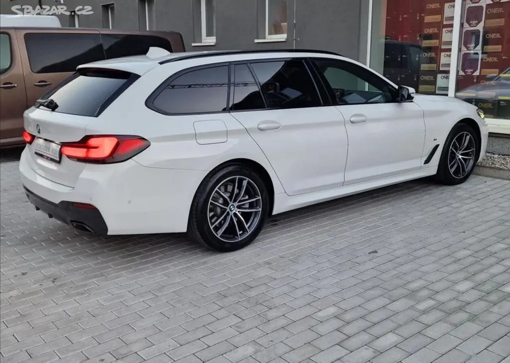 BMW Řada 5, 520d Xdrive M-Sport ČR,1.Maj. - fotka 4