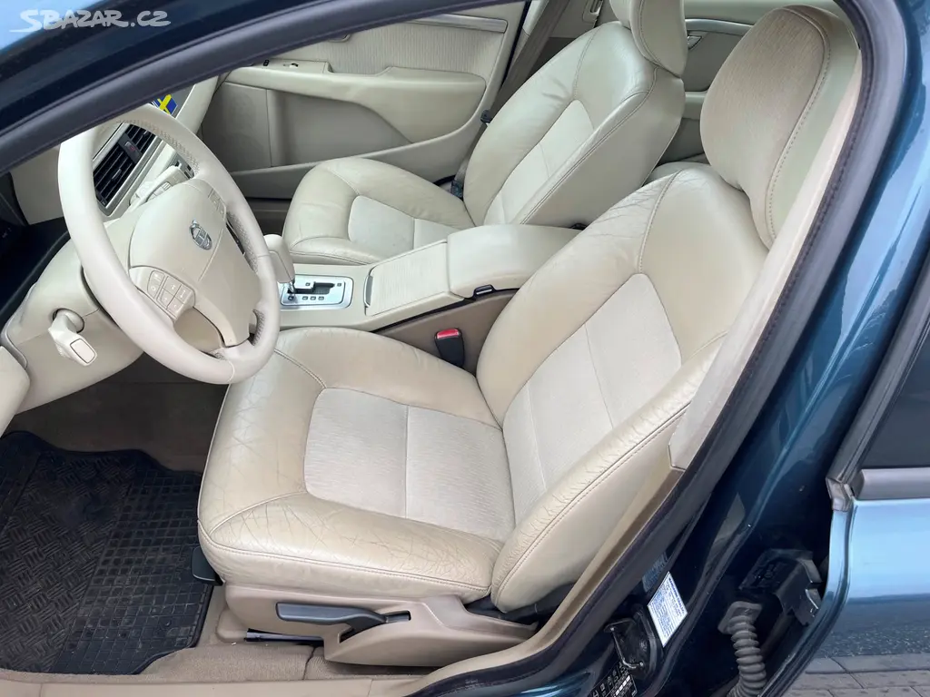 Volvo V70 2.4 D5 136 kW Automat - fotka 6
