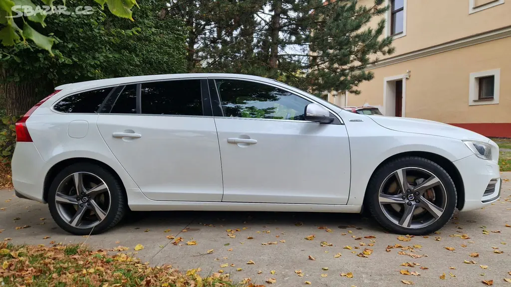 Volvo V60 D6 Plug-in Hybrid R-DESIGN - fotka 4