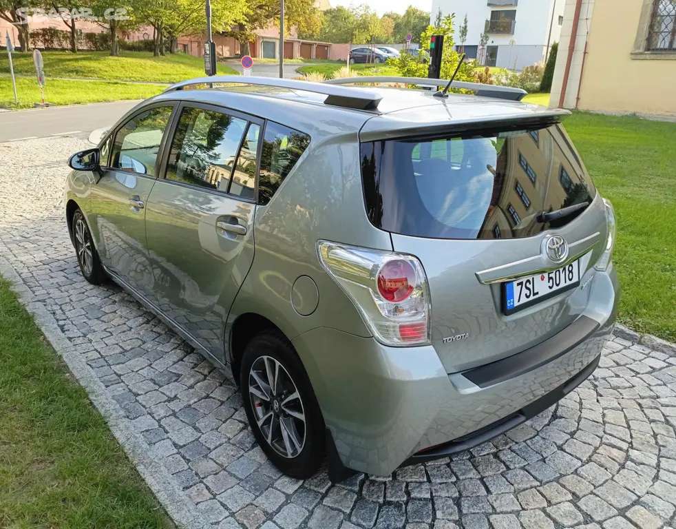Toyota Verso 1.8 benzin AUTOMAT 7mist - fotka 3
