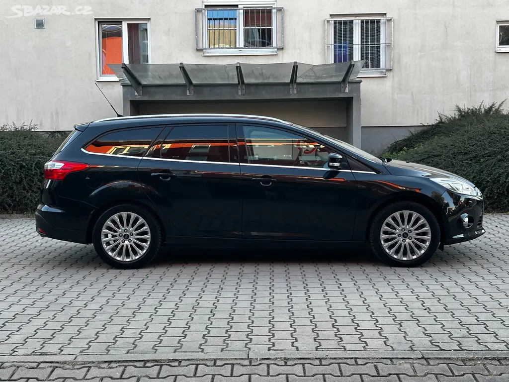Ford Focus 1.6 16V 110kW Titanium Navi Xenon Tažné - fotka 4