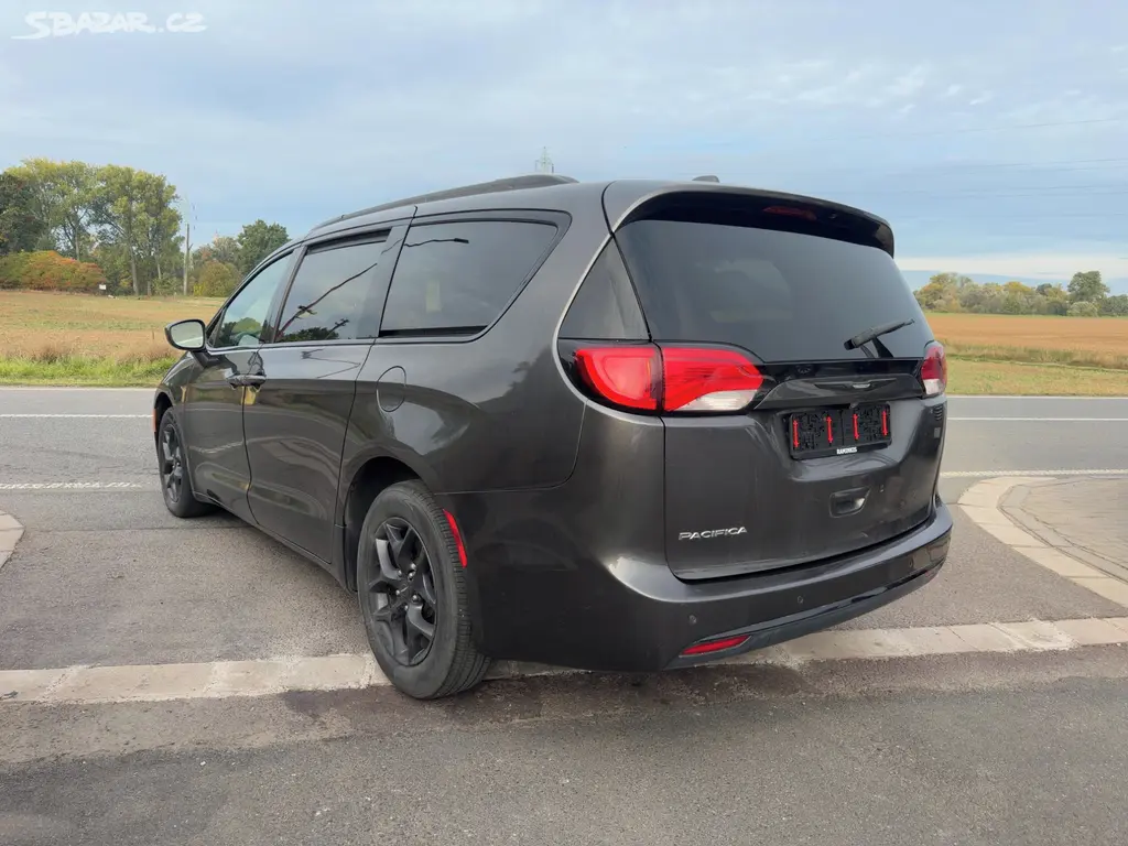Chrysler Pacifica 3,6 L 8 míst S type 2019 - fotka 3
