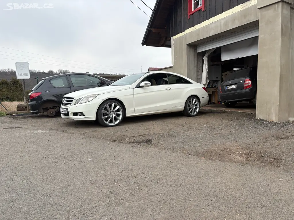 Mercedes E350 CDI Coupe W207 2009 - fotka 5