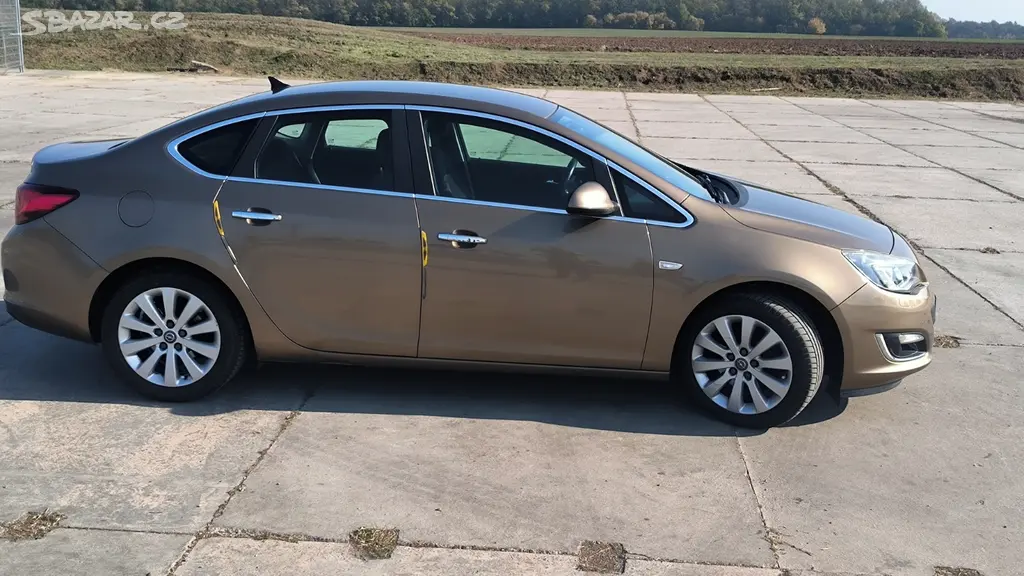 Opel Astra J Sedan 1.7 CDTI 96 kW, 2012, 129 tis. - fotka 3