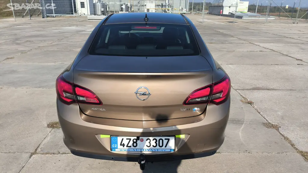 Opel Astra J Sedan 1.7 CDTI 96 kW, 2012, 129 tis. - fotka 5