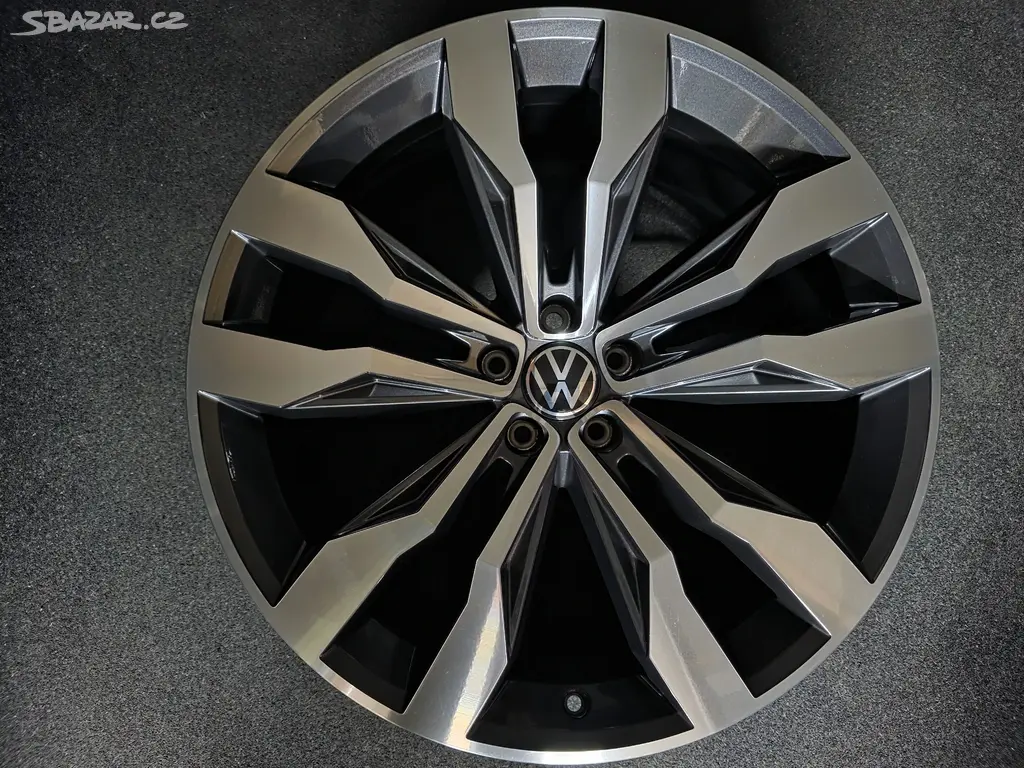 VW Touareg III 3 Alu kolo 21 760601025L / D Suzuka