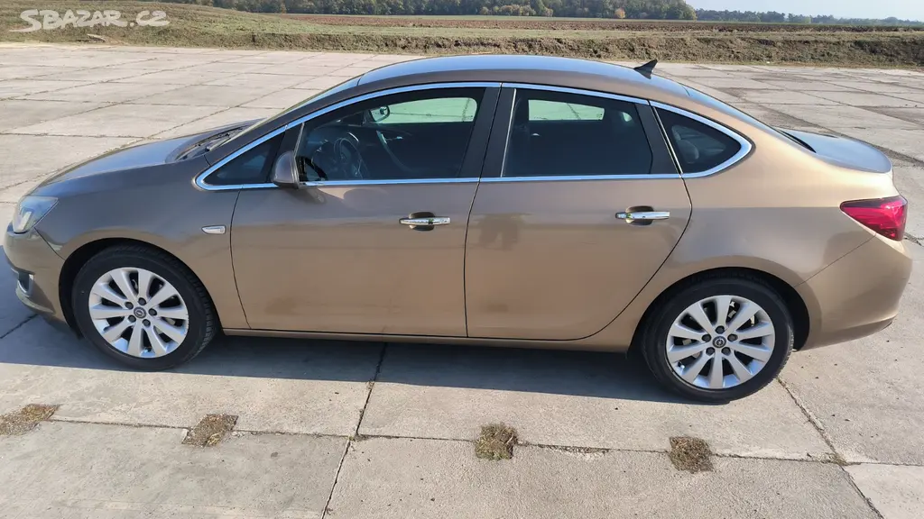 Opel Astra J Sedan 1.7 CDTI 96 kW, 2012, 129 tis. - fotka 4