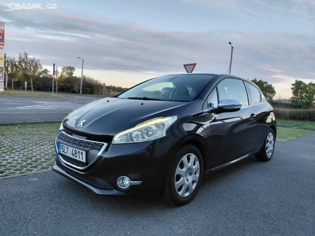 Peugeot 208, 1.6 16V 88KW PĚKNÉ,ZACHOVALÉ - fotka 3