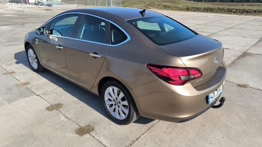 Opel Astra J Sedan 1.7 CDTI 96 kW, 2012, 129 tis. - fotka 2