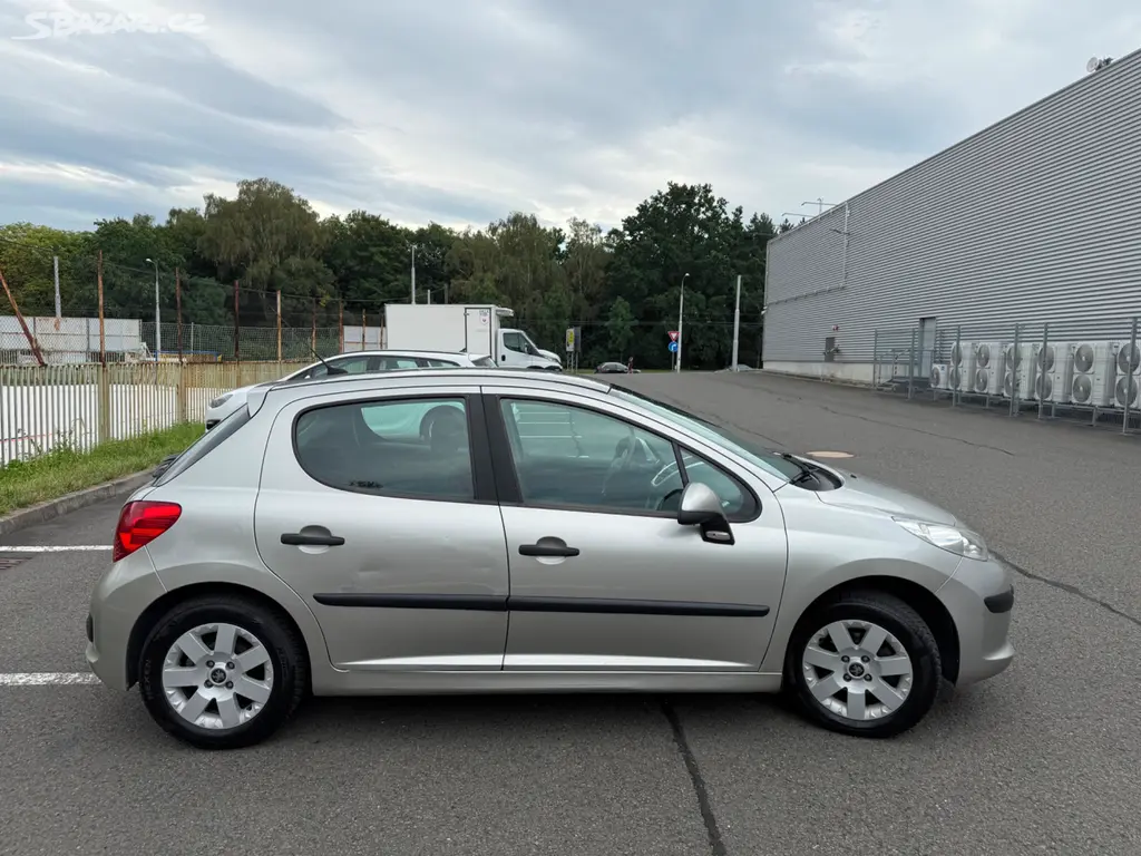 Peugeot 207 1,4 HDi 50kW rok 2009 Klima- Tažné - fotka 6