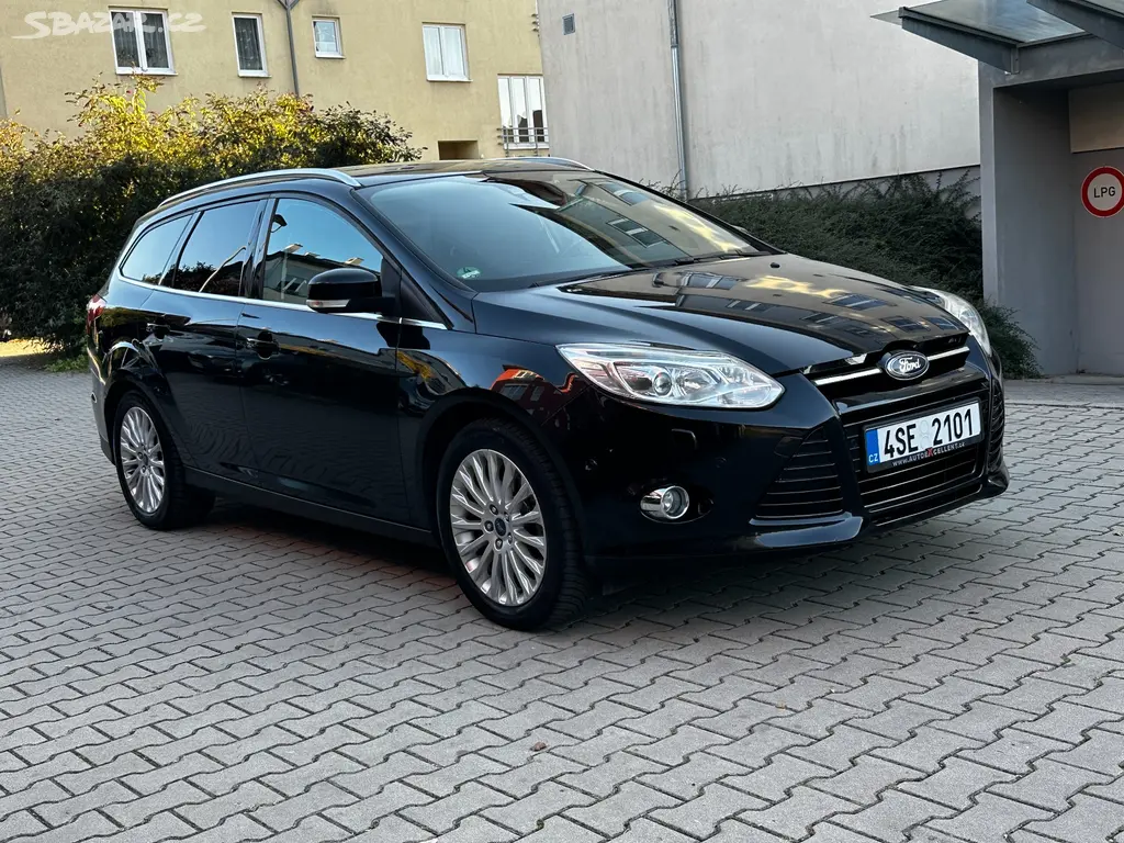 Ford Focus 1.6 16V 110kW Titanium Navi Xenon Tažné - fotka 3