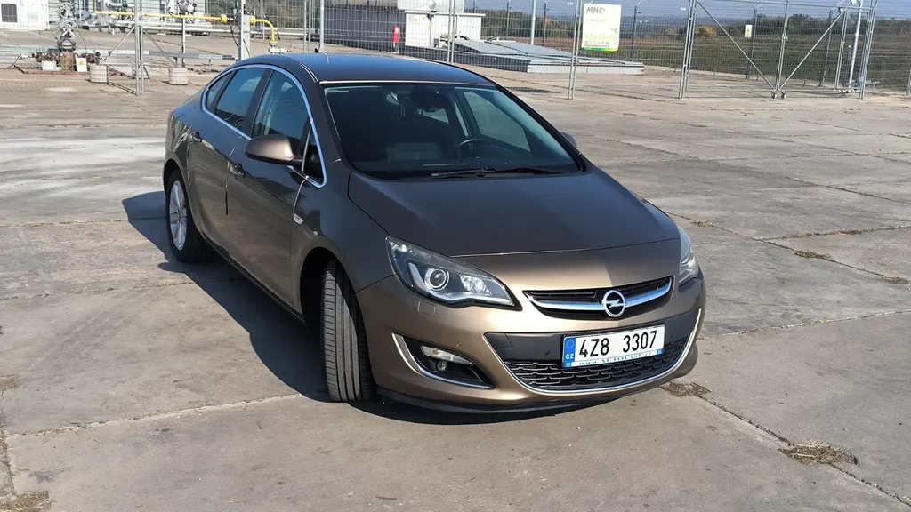Opel Astra J Sedan 1.7 CDTI 96 kW, 2012, 129 tis.