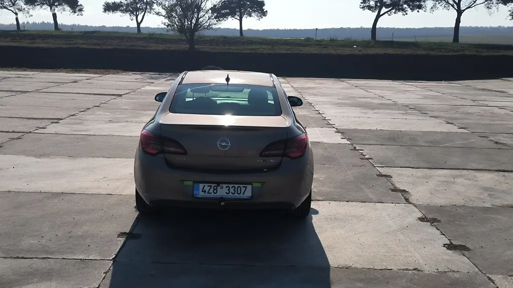 Opel Astra J Sedan 1.7 CDTI 96 kW, 2012, 129 tis. - fotka 6