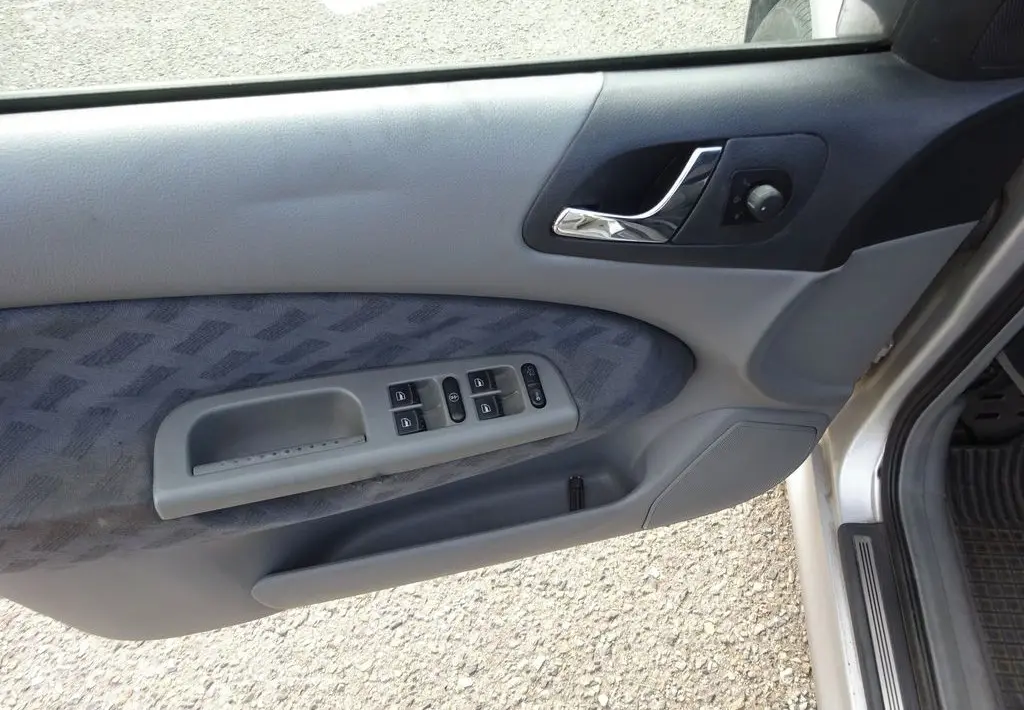 Škoda Octavia, 1.8 T (110 kw) r.v.1999 2.Majitel - fotka 6