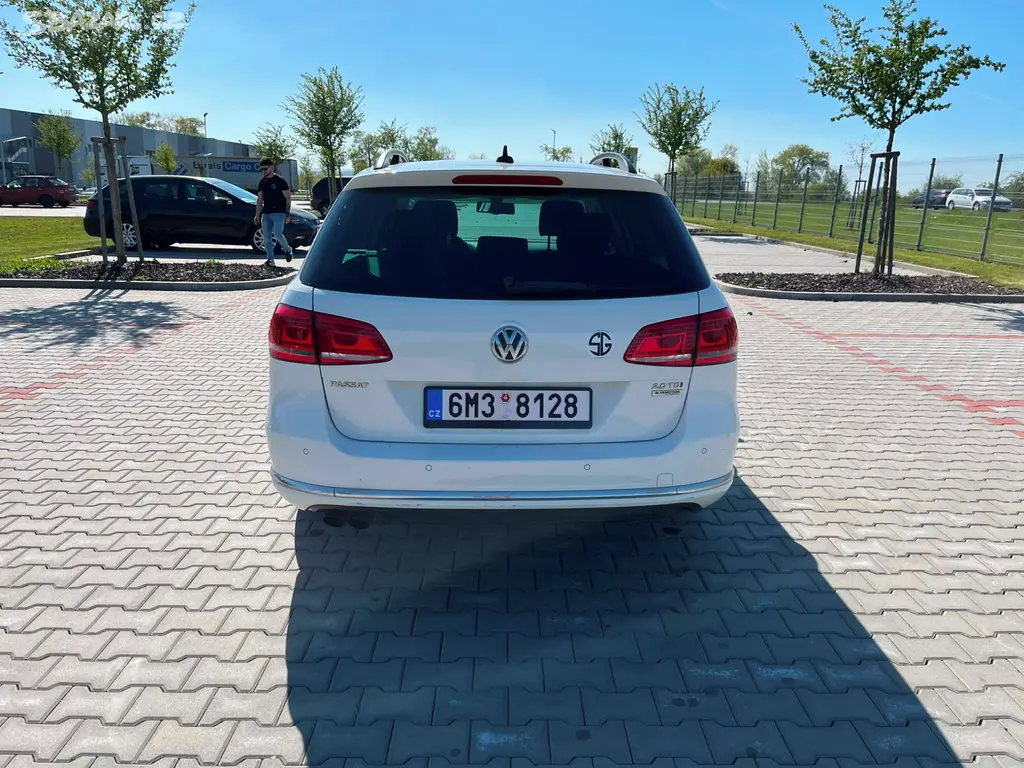 VW Passat B7, 2.0 TDI 130kW Navigace - fotka 4