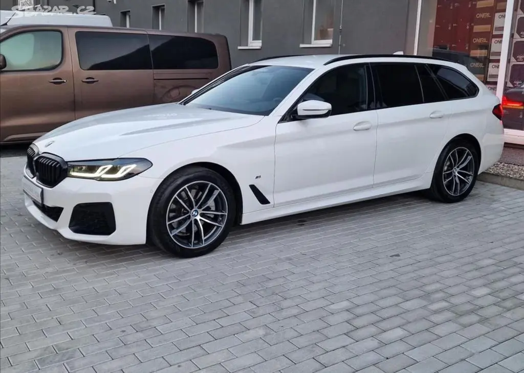 BMW Řada 5, 520d Xdrive M-Sport ČR,1.Maj. - fotka 2