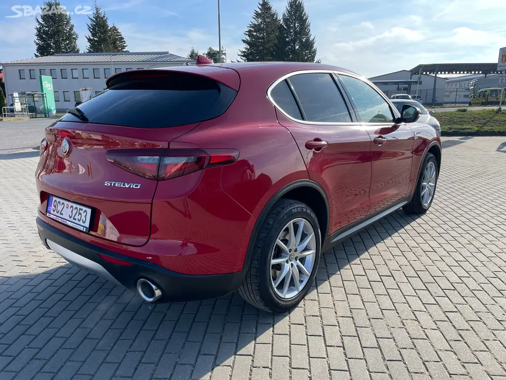Alfa Romeo STELVIO 2,0Turbo 280k Q4 AT8 4x4 Tažné - fotka 4