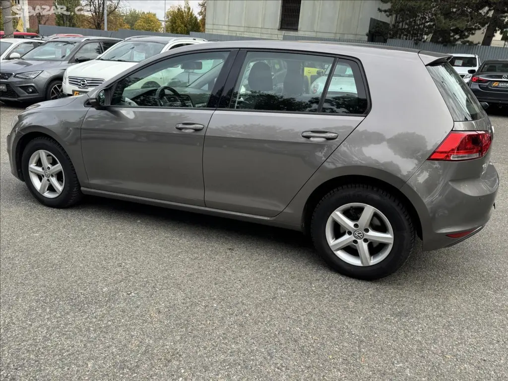 Volkswagen Golf, 1,2 krásný stav+Zmni pneu - fotka 6